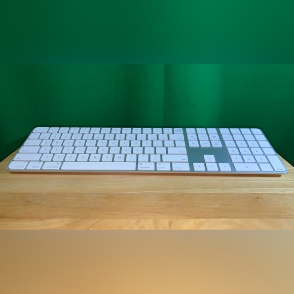 Magic Keyboard with Touch ID and Numeric Keypad - US English - White Keys - Picture 3 of 9